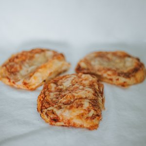 UNSER SNACK DES MONATS JULI 🤩⁣

Pizzabrötchen Margherita⁣
… der Klassiker mit Tomatensoße, Emmentaler und Mozzarella...