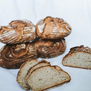 Brot des Monats Juni ist die Kicher-Kruste! 🤩 

… mit Kichererbsen und 95% Weizen- & 5% Roggenmehl.

Die Kruste ist...
