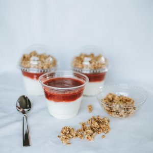 Müsli to go..

..cremiger Sahnejoghurt mit Erdbeerpüree und selbstgemachtem Knuspermüsli! 🍓

Genieße die köstliche...
