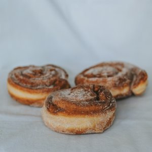 Der Klassiker - unsere Apfelschnecke 🍎🐌

.. mit besten Apfelstücken und feiner Zimt-Zucker-Bestreuung! 

Noch nicht...